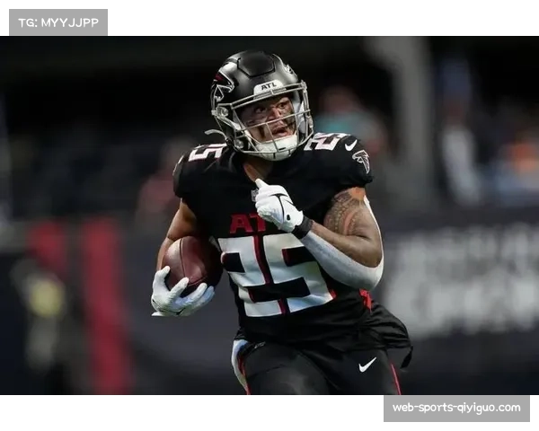 泰坦新秀四分卫沃德在口袋压力下传球决策受考验